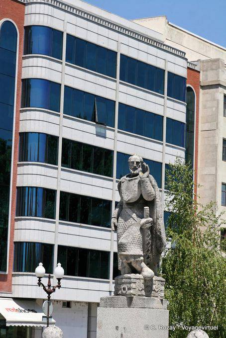Burgos, statue de Margin Angolines, Plaza Primo de Rivera - Espagne