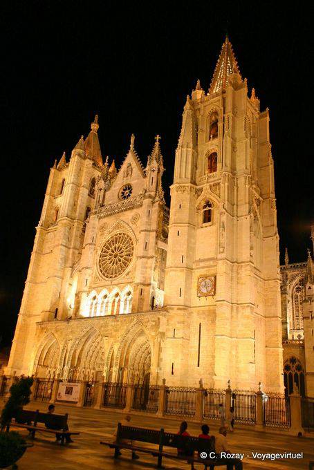 Façade occidentale de la cathédrale, illumination nocturne, León - Espagne