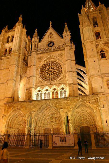 Illumination sur le triple portique de la Cathédrale de León - Espagne