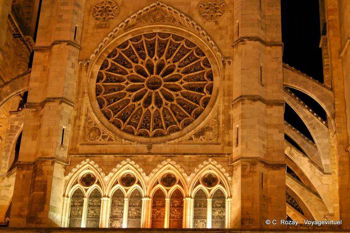 Eclairage nocturne de la grande rosace centrale, cathédrale de León - Espagne