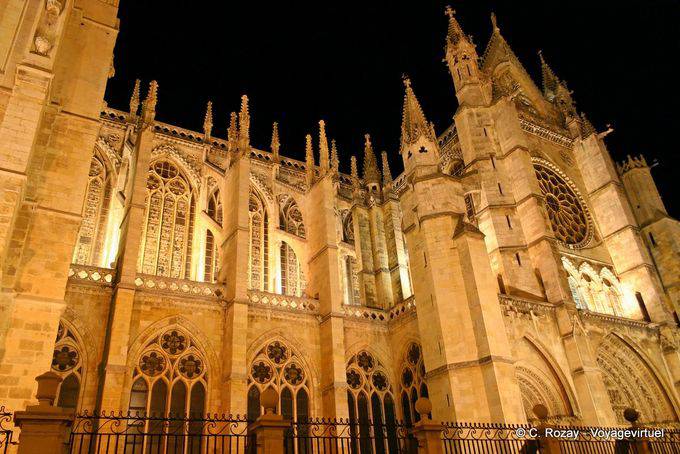 Gothique flamboyant, vu de nuit, cathédrale de León - Espagne