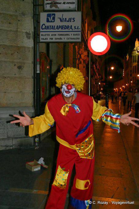 Clown dans une rue piétonne, León - Espagne
