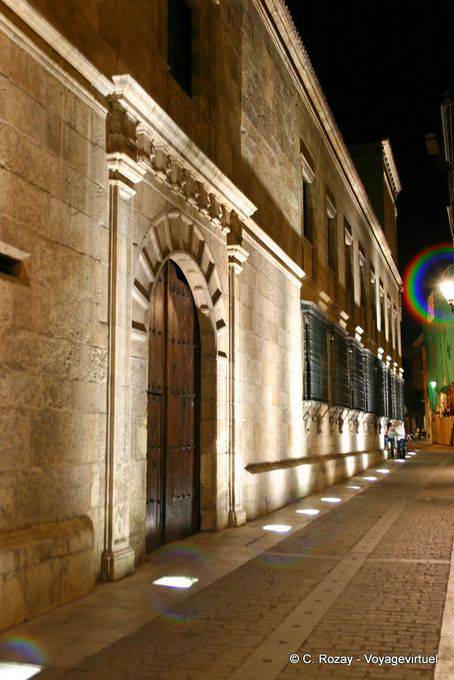 Porche dans rue illuminée, León - Espagne