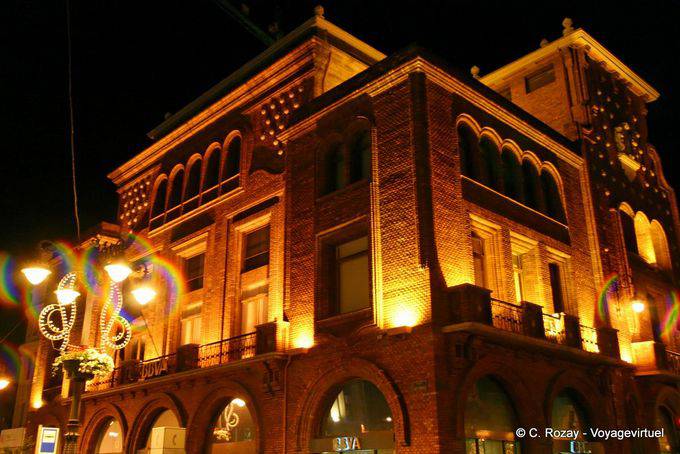 Immeuble de la BBVA illuminé, plaza Santo Domingo, León - Espagne