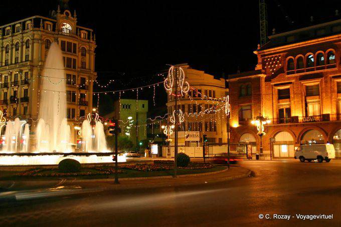 León, jet d'eau la nuit sur la Plaza Santo Domingo - Espagne