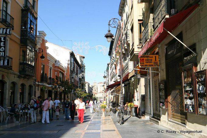 Promenade dans la calle Ancha, rue piétonne, León - Espagne