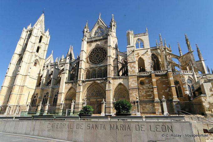 Façade sud de la Pulchra Leonina, cathédrale Santa Maria de León - Espagne