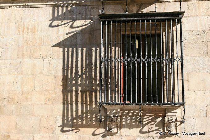 Fenêtre en ombre et lumière, Casa Botines, calle Ancha, León - Espagne