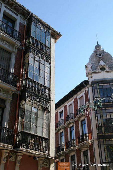 Architecture, angle de la Calle Ancha, Calle Sierra Pambley, León - Espagne