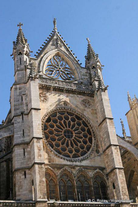 Gros-plan sur rosace de la façade sud, cathédrale de León - Espagne