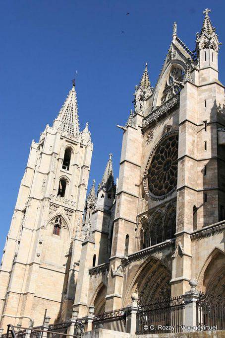 Tour droite et façade sud, cathédrale de León - Espagne