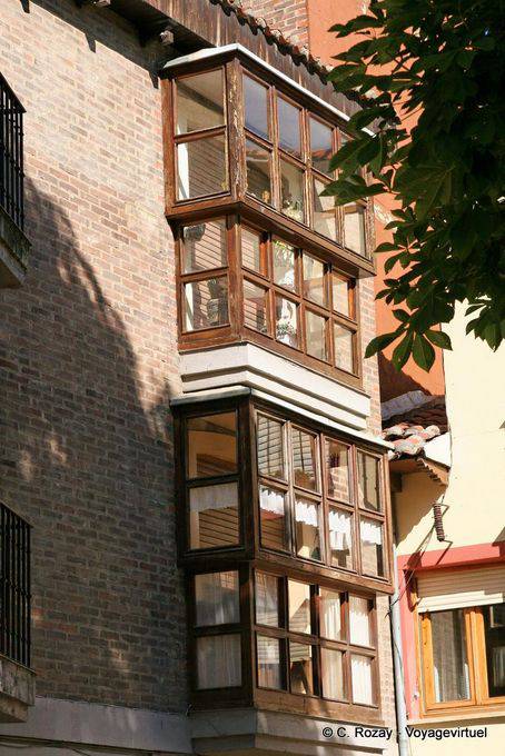 Double avancée de fenêtre en bois, architecture typique de León - Espagne