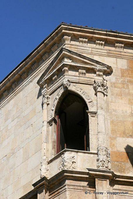 Angle de mur sur palais, León - Espagne