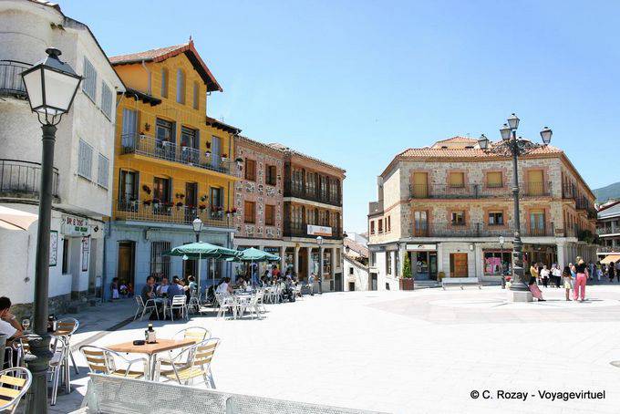 Miraflores della Sierra, maisons typiques d'altitude sur la Plaza del Álamo - Espagne