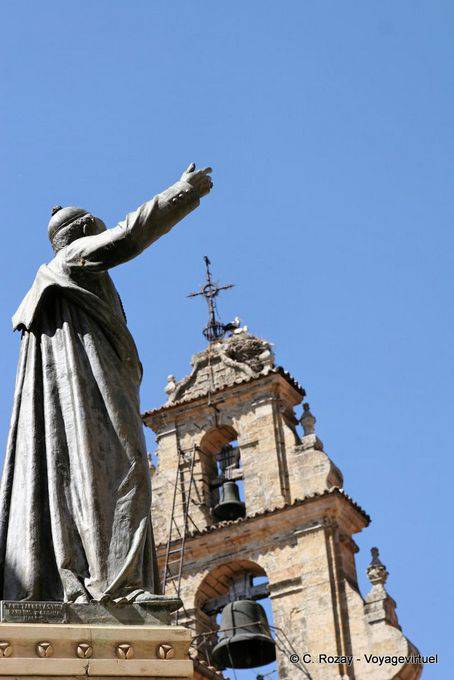 Statue catholique devant clocher aux cigognes, Salamanque - Espagne