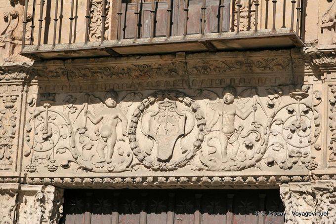 Angelots sous le balcon de la Casa de las Muertes, Salamanque - Espagne