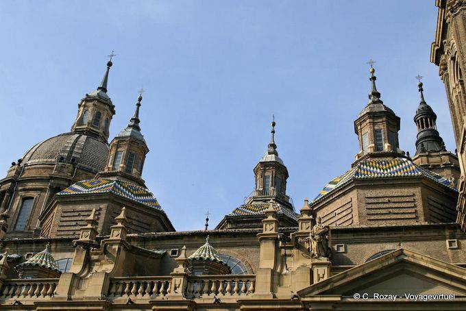 Quatre des onze coupoles de la Basilique de Nuestra Señora del Pilar, Saragosse - Espagne