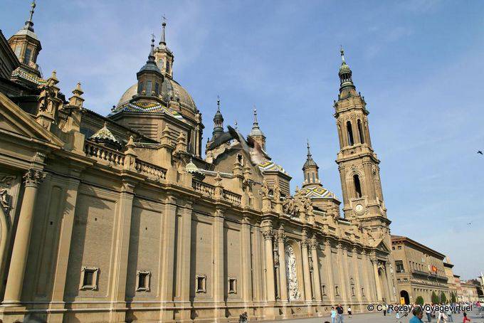 Vue de la façade de Notre-Dame du Pilier, Saragosse, Nuestra Senora del Pilar - Espagne