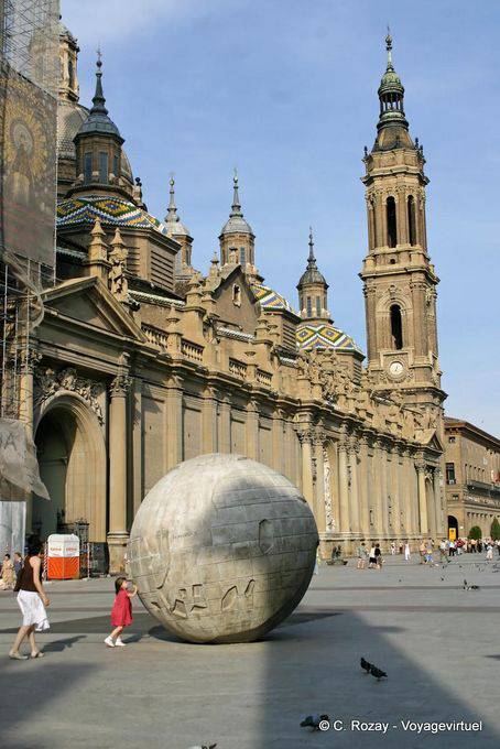 Globo Terráqueo de hormigón, oeuvre de Francisco Rallo Lahoz, devant la Basílica de Nuestra Señora del Pilar, Saragosse - Espagne