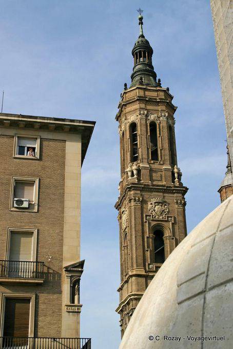 Autre vue sur un clocher de la basilique del Pilar, Saragosse - Espagne