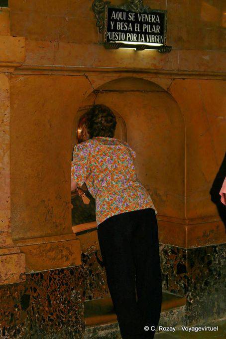 Aqui se venera y besa el Pilar puesto por la Virgen, arrière de la chapelle de la Virgen del Pilar, Saragosse - Espagne