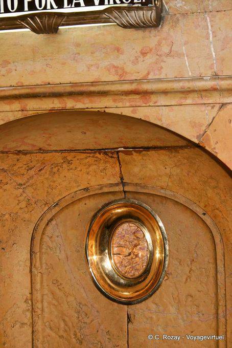 Humilladero, les fidèles peuvent vénérer la Santa Columna à travers un oculus de jaspe, Nuestra Senora del Pilar, Saragosse - Espagne