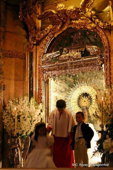 Enfants devant la Santa Columna, la Santísima Imagen de Nuestra Señora del Pilar, Saragosse - Espagne