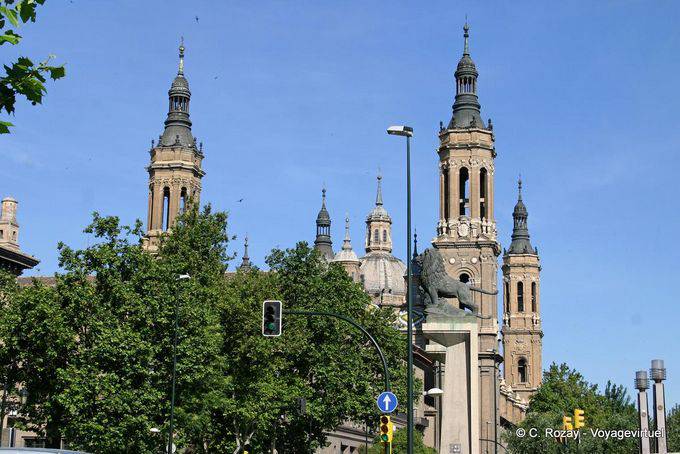 Saragosse, vue extérieure de la Basilique du Pilar - Espagne