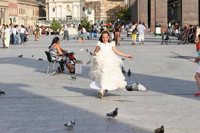 Communiante poursuivant les pigeons, Plaza del Pilar, Saragosse - Espagne