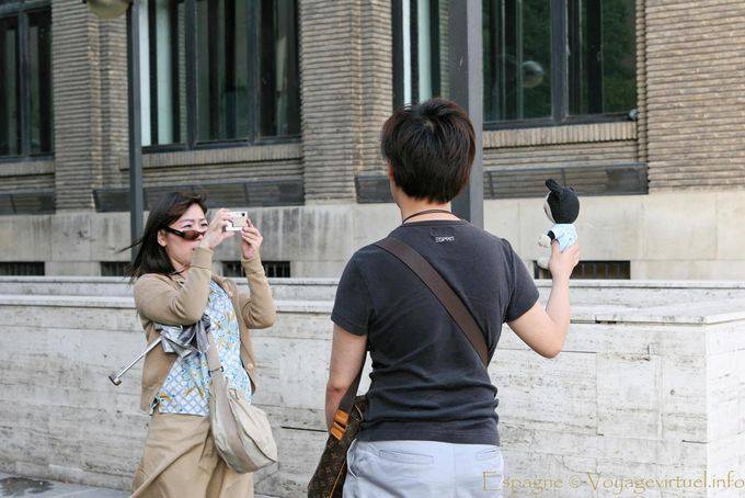Photo-souvenir de Japonais avec pigeon, Saragosse - Espagne