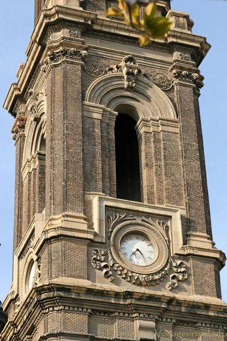 Horloge sur la tour baroque de la Basilique del Pilar, Saragosse - Espagne