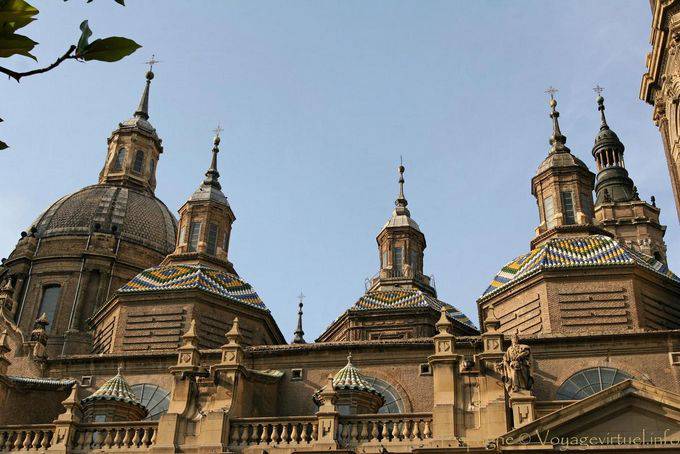 Tuiles vernissées sur les coupoles de la basilique baroque del Pilar, Saragosse - Espagne