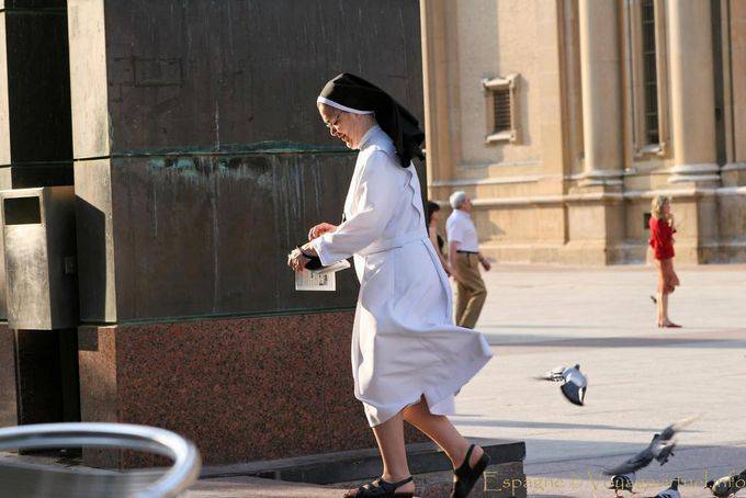Religieuse sur la plaza del Pilar, Saragosse - Espagne