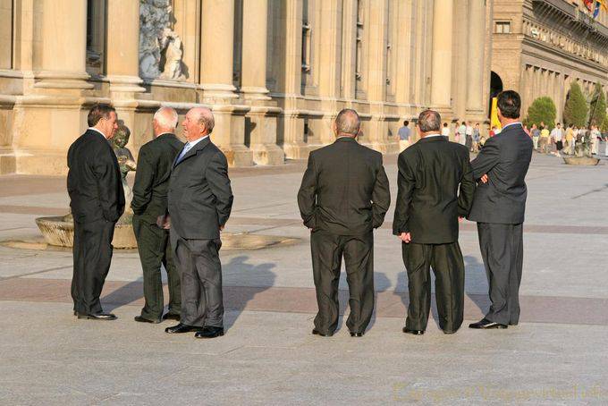 Réunion d'anciens en costume, Plaza del Pilar, Saragosse - Espagne