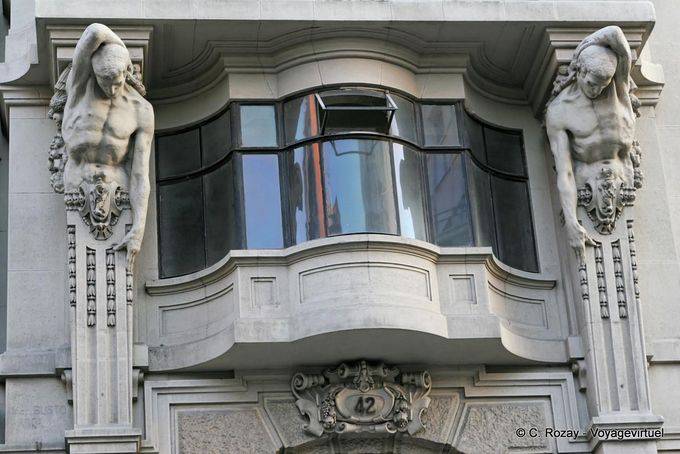 Atlas de pierre sous balcon, 42 calle del Coso, face à la calle Alfonso 1, Saragosse - Espagne