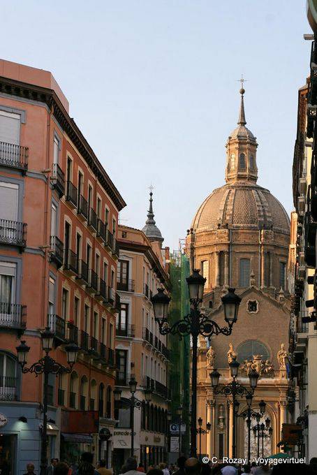 Dans la Calle Alfonso 1er, vue sur Pilar, Saragosse - Espagne