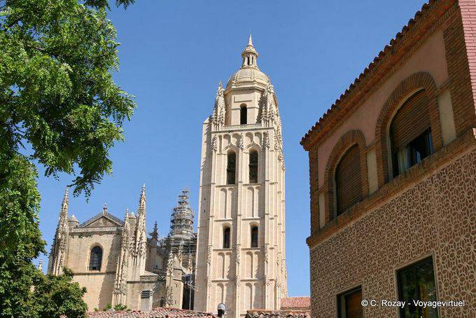 Haut de la façade principale de la Dame des Cathédrales, Cathédrale Sainte-Marie, Ségovie - Espagne