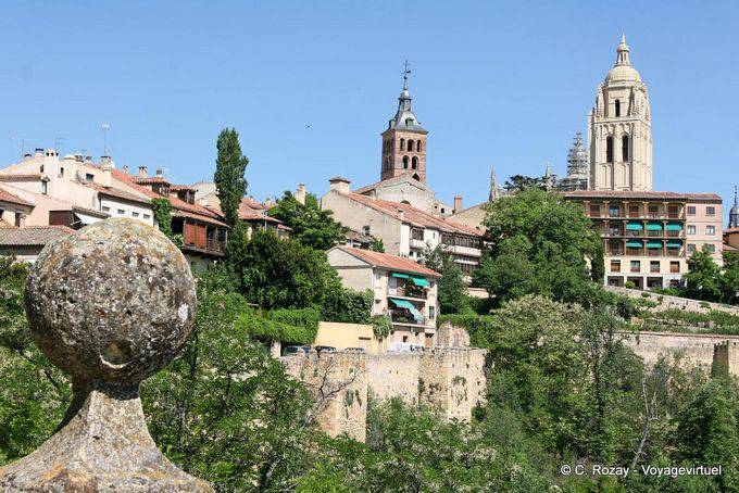 Vue sur les clochers de la cathédrale et de San Esteban depuis l'Alcazar, Ségovie - Espagne