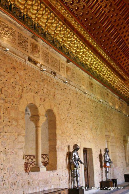 Salle de la Galère, armures et frise de plâtres mudéjars, Alcazar, Ségovie - Espagne