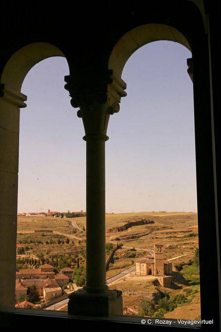 Convento de Carmelitas Descalzas et Iglesia de la Vera Cruz, vue depuis la tour Jean II de l'Alcazar, Ségovie - Espagne