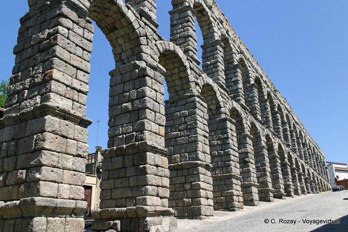 Ségovie, aqueduc composé de blocs de granite assemblés à sec - Espagne