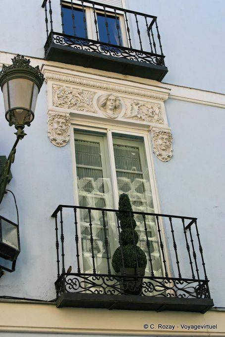 Encadrement de fenêtre, en face du théâtre Cervantes, Ségovie - Espagne