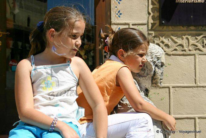 Petites filles assises vers le sphinx, Plaza San Martin, Ségovie - Espagne