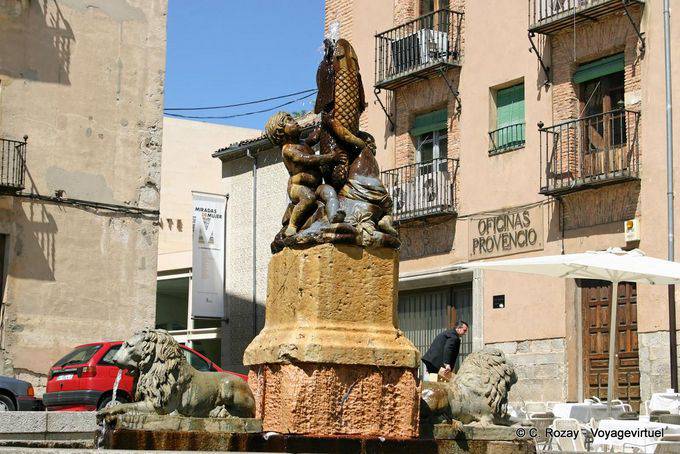 Fontaine aux lions, avec enfants tenant un poisson, plaza San Martin, Ségovie - Espagne