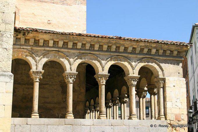 Arcades du portique autour de l'iglesia San Martin, Ségovie - Espagne