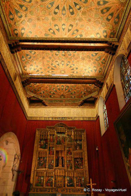 Chapelle avec grand rétable de l'école castillane du XVIème siècle, Alcazar, Ségovie - Espagne