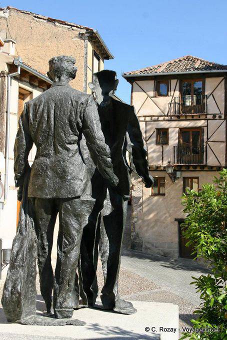 Statues vues de dos, en arrivant par la Calle del Socorro, Ségovie - Espagne