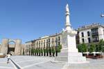 La gardienne sur la place, Puerta de San Vicente, Ávila, Espagne.