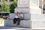 Discussion à l'ombre de la statue, Ávila, Espagne.