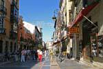 Promenade dans la calle Ancha, rue piétonne, León, Espagne.